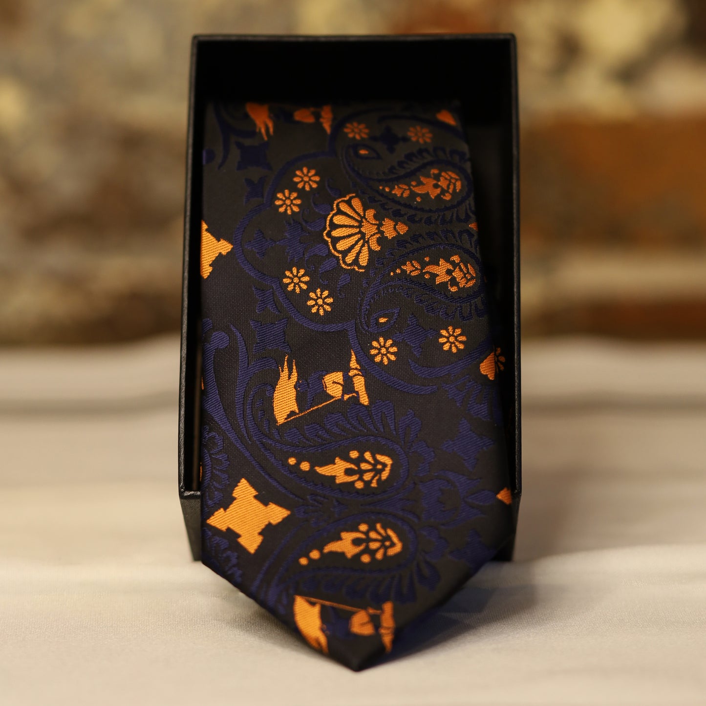 Ensemble Cravate, Mouchoir de Poche, Pince à Cravate et Boutons de Manchette à Motif Bleu, Noir et Orange - Gentlemen's Code