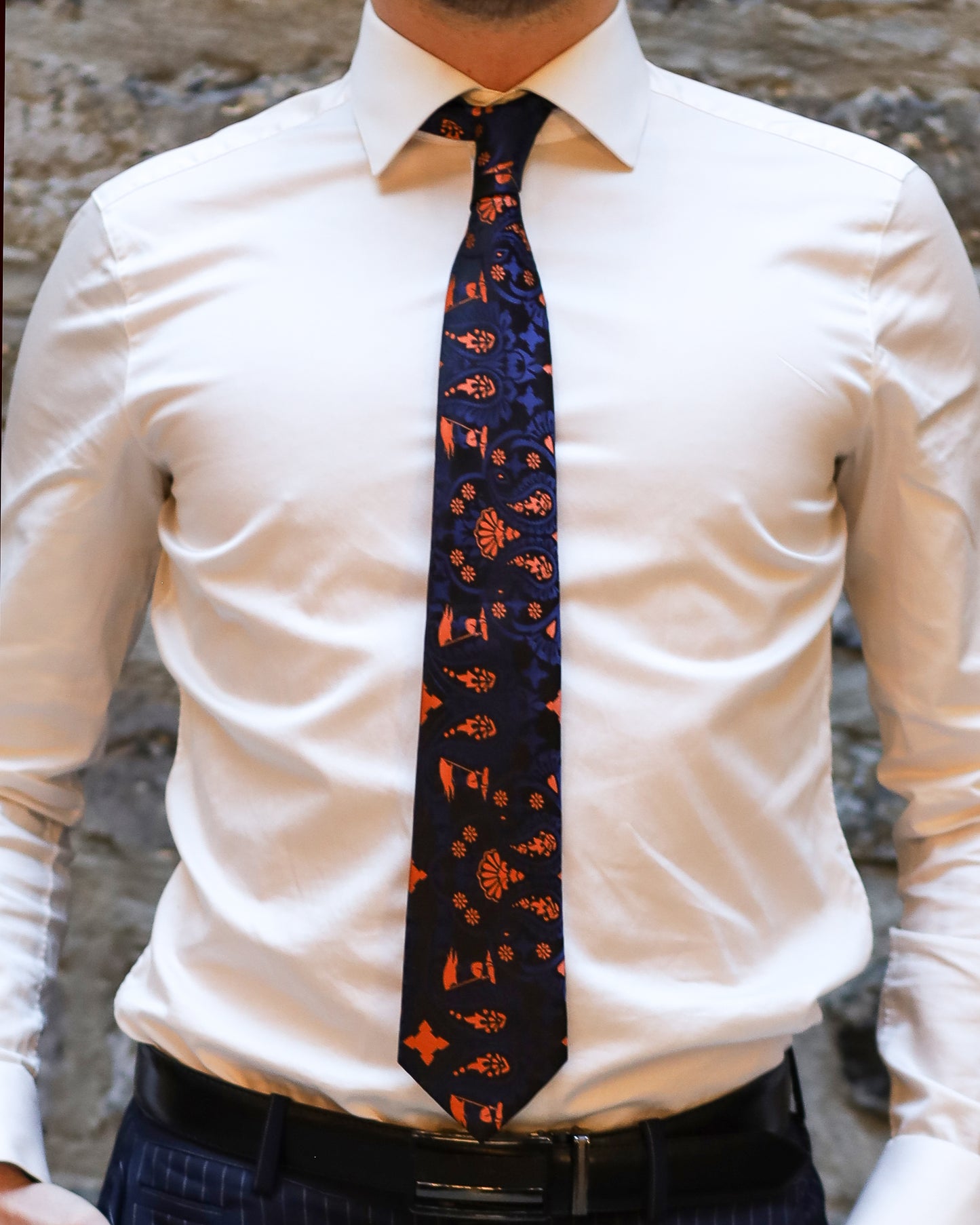 Ensemble Cravate, Mouchoir de Poche, Pince à Cravate et Boutons de Manchette à Motif Bleu, Noir et Orange - Gentlemen's Code