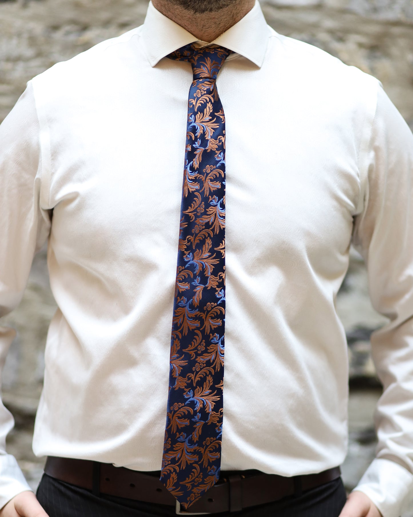 Ensemble Cravate, Mouchoir de Poche, Pince à Cravate et Boutons de Manchette à Motif Bleu Marine et Orange - Gentlemen's Code