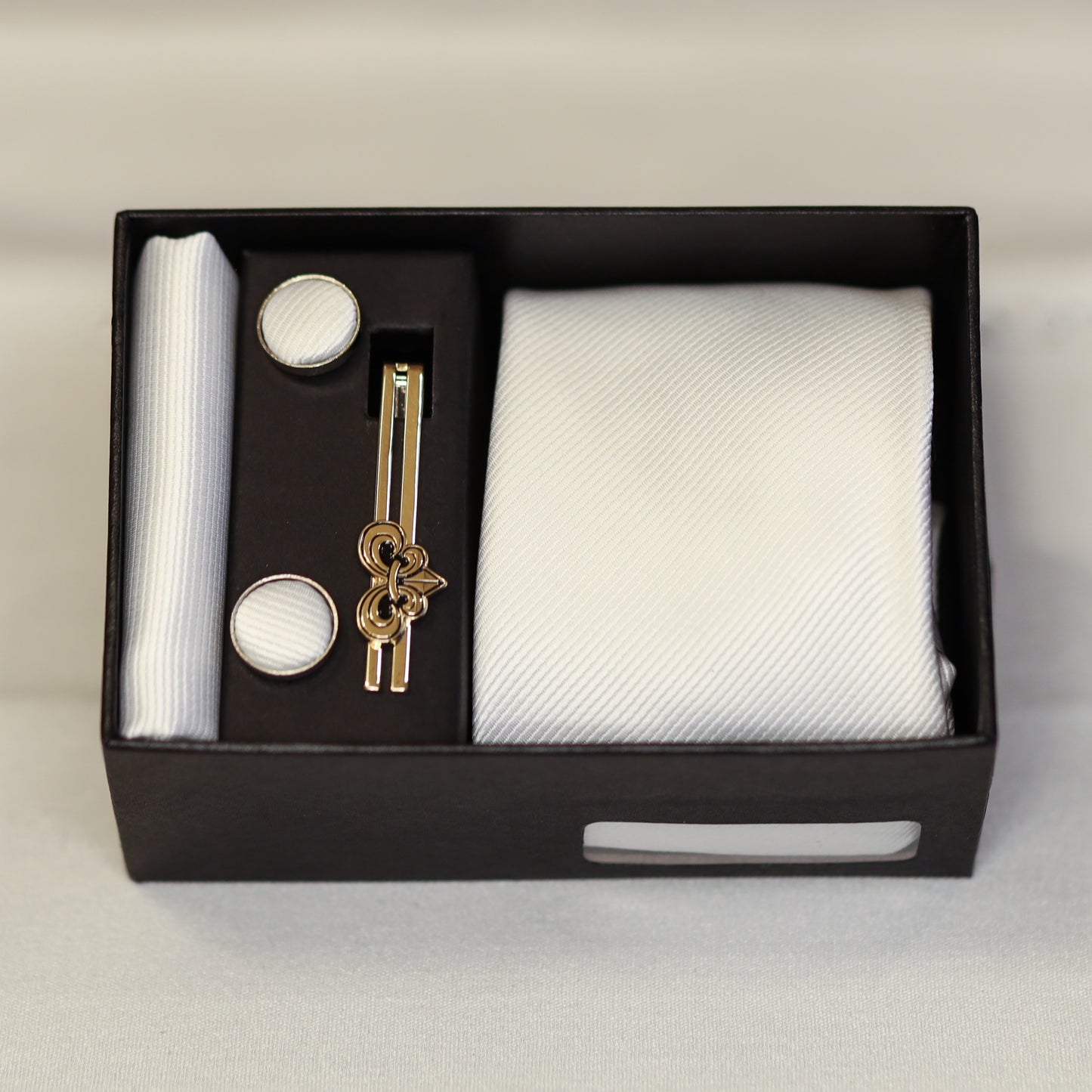 Ensemble Cravate, Mouchoir de Poche, Pince à Cravate et Boutons de Manchette Blanc - Gentlemen's Code