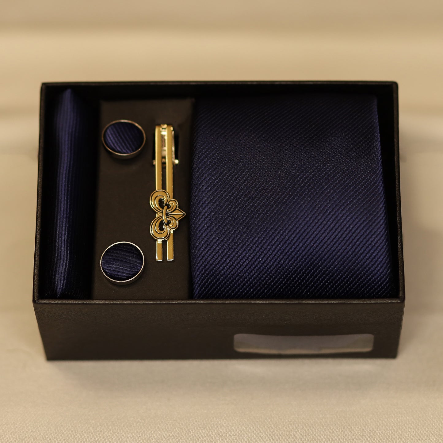 Ensemble Cravate, Mouchoir de Poche, Pince à Cravate et Boutons de Manchette Bleu Marin - Gentlemen's Code