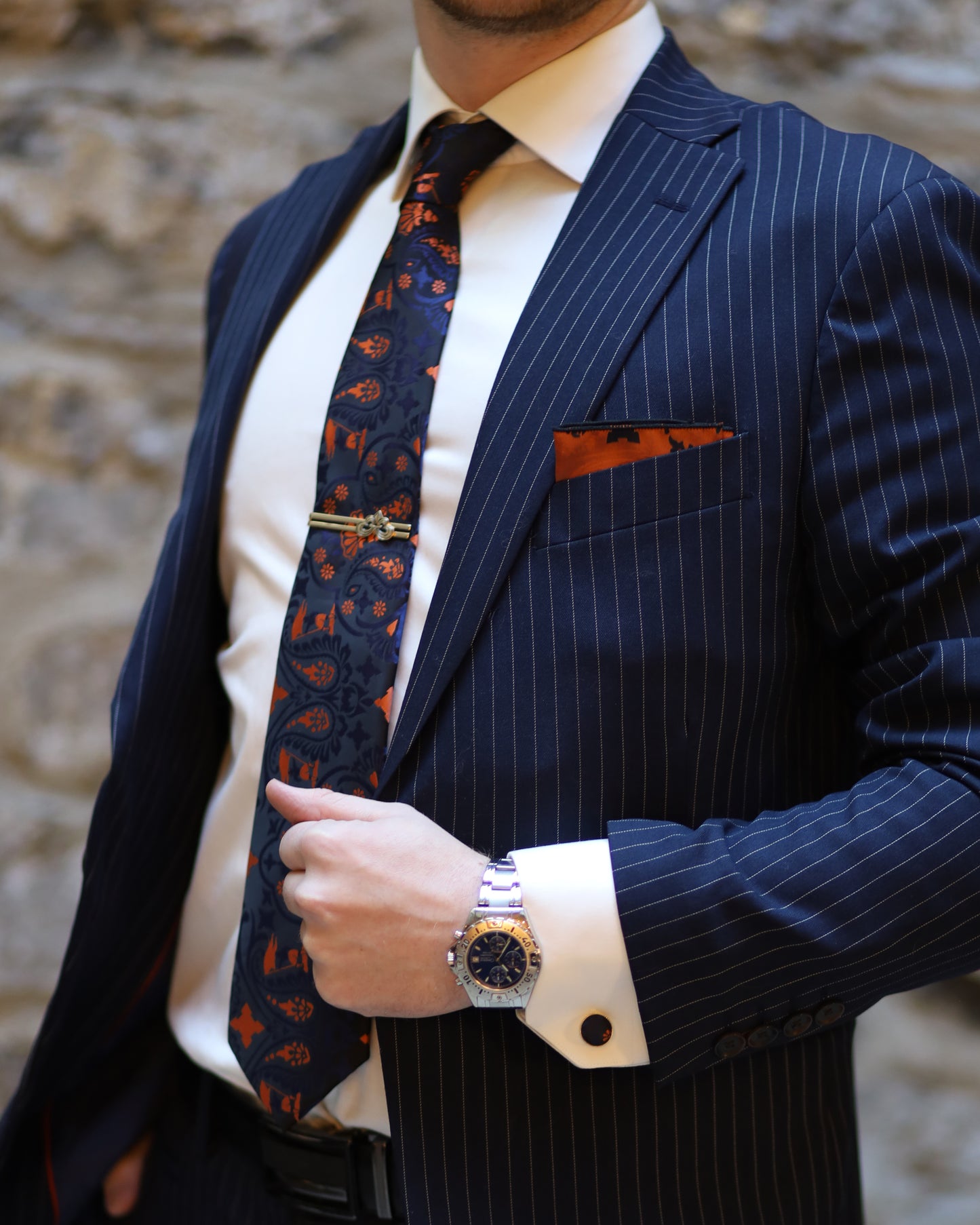 Ensemble Cravate, Mouchoir de Poche, Pince à Cravate et Boutons de Manchette à Motif Bleu, Noir et Orange - Gentlemen's Code