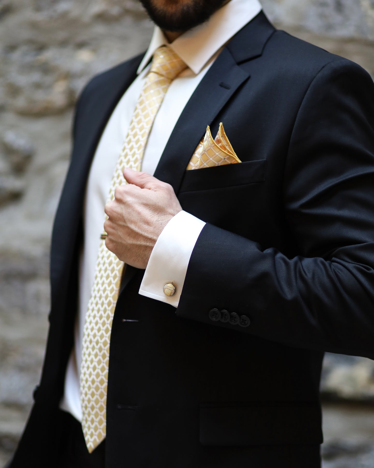 Ensemble Cravate, Mouchoir de Poche, Pince à Cravate et Boutons de Manchette à Motif Jaune et Doré - Gentlemen's Code