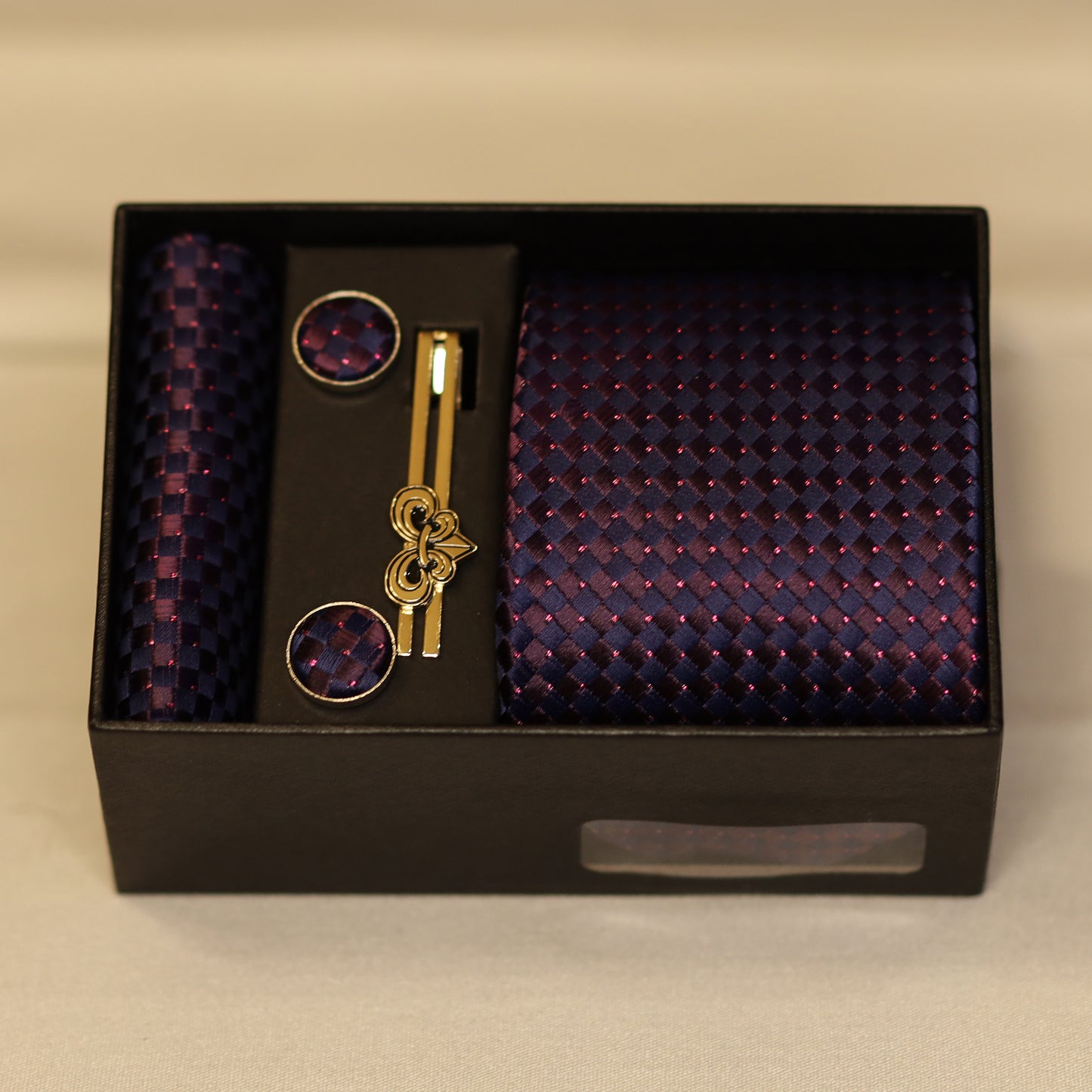Ensemble Cravate, Mouchoir de Poche, Pince à Cravate et Boutons de Manchette à Motif Mauve - Gentlemen's Code