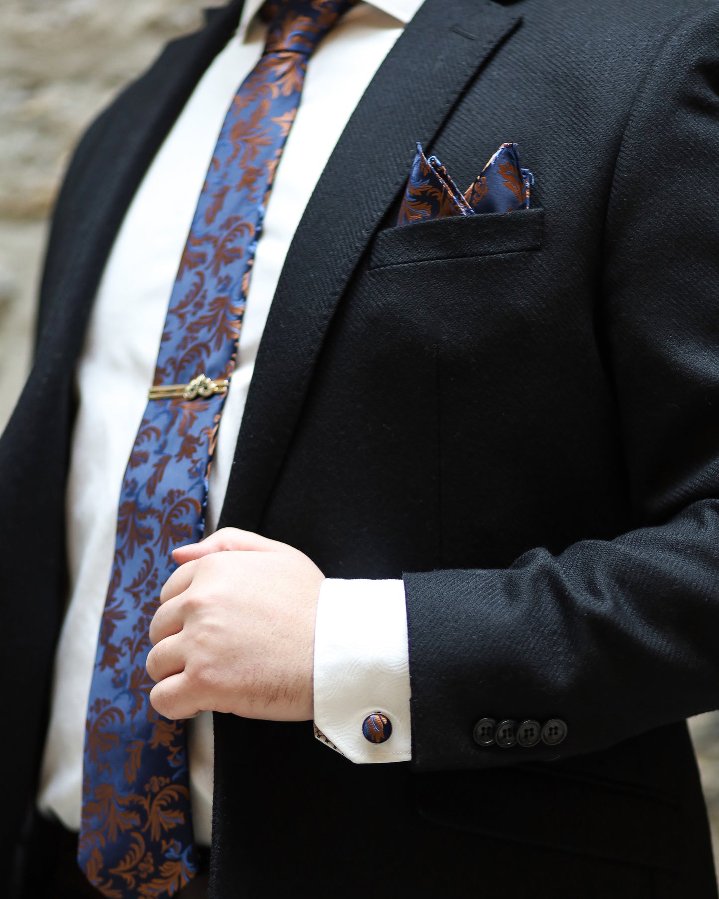 Ensemble Cravate, Mouchoir de Poche, Pince à Cravate et Boutons de Manchette à Motif Bleu Marine et Orange - Gentlemen's Code
