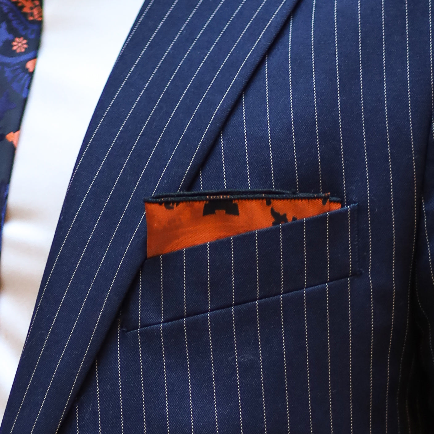 Ensemble Cravate, Mouchoir de Poche, Pince à Cravate et Boutons de Manchette à Motif Bleu, Noir et Orange - Gentlemen's Code
