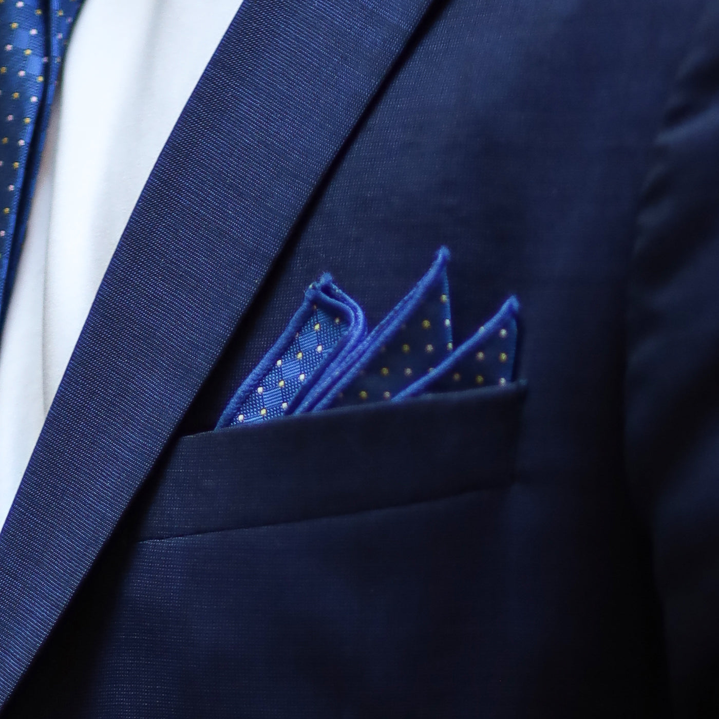 Ensemble Cravate, Mouchoir de Poche, Pince à Cravate et Boutons de Manchette à Motif Bleu et Doré - Gentlemen's Code