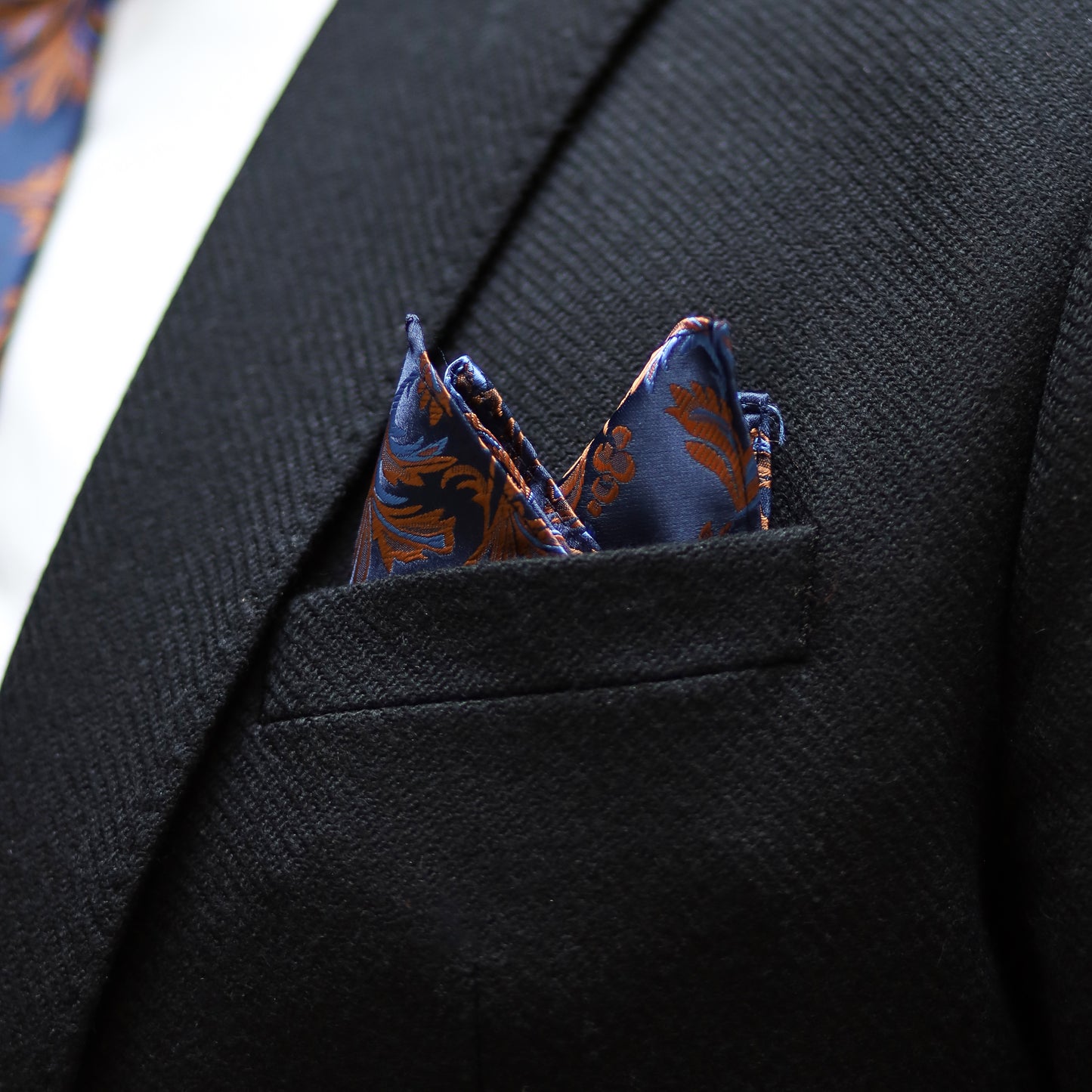 Ensemble Cravate, Mouchoir de Poche, Pince à Cravate et Boutons de Manchette à Motif Bleu Marine et Orange - Gentlemen's Code