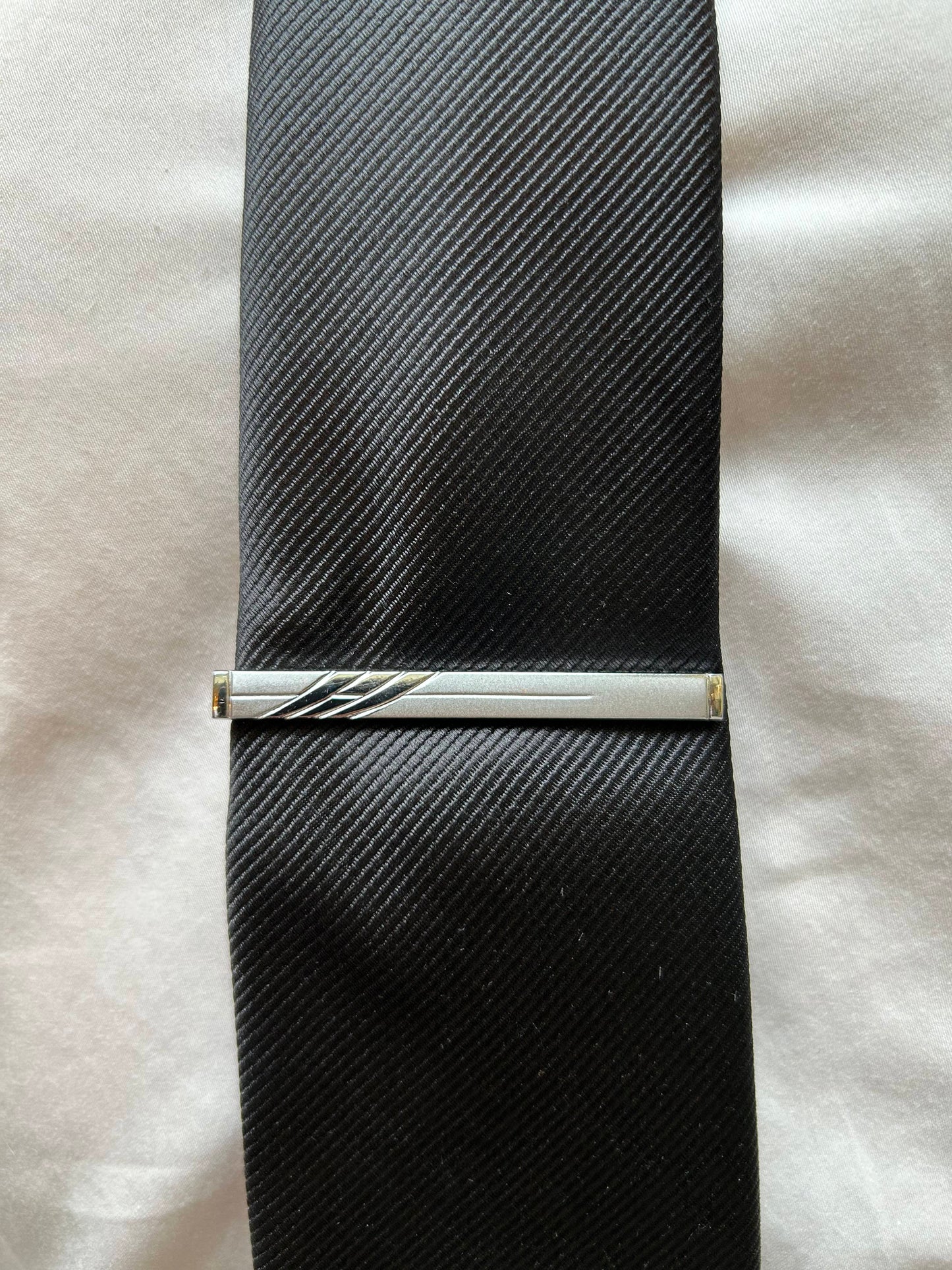 Ensemble Cravate, Mouchoir de Poche, Pince à Cravate et Boutons de Manchette à Motif Bleu et Doré - Gentlemen's Code