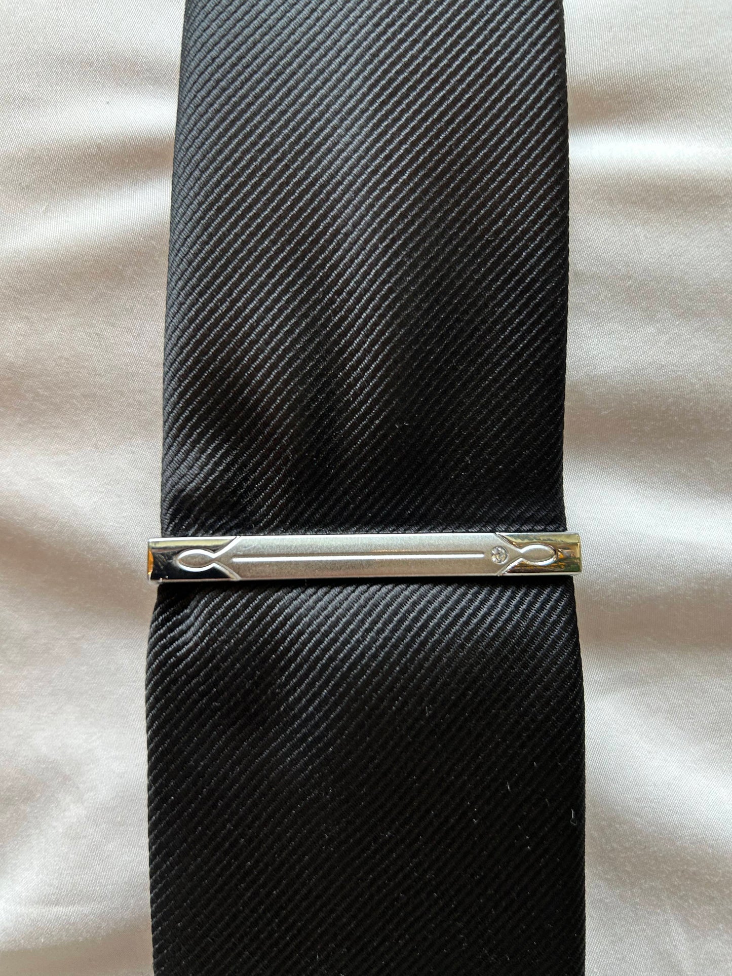 Ensemble Cravate, Mouchoir de Poche, Pince à Cravate et Boutons de Manchette à Motif Bleu et Doré - Gentlemen's Code