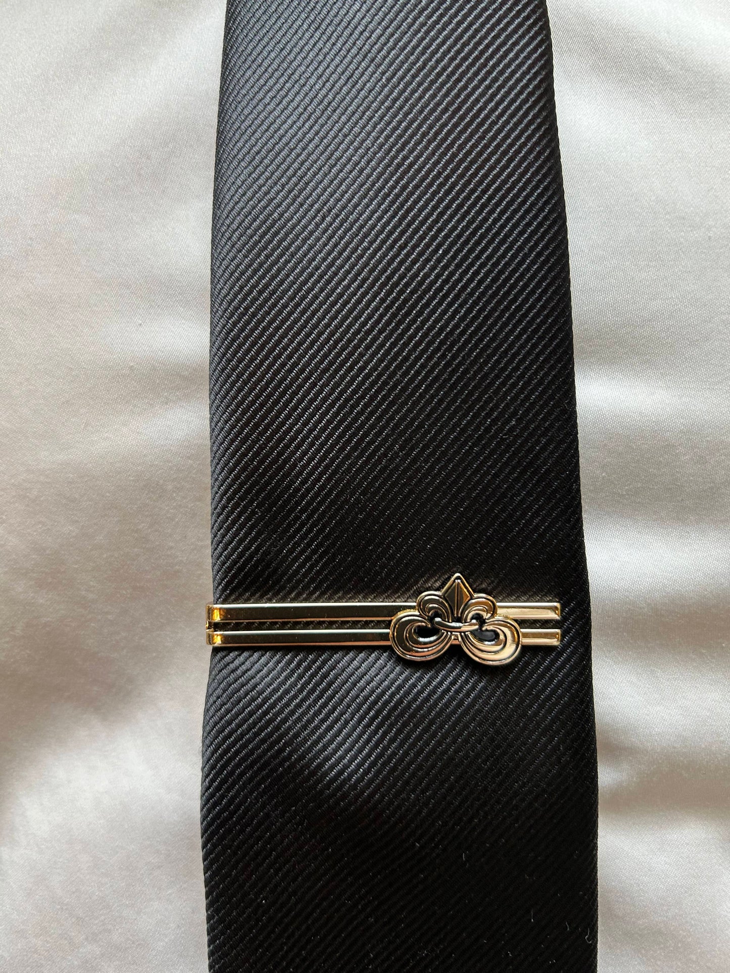 Ensemble Cravate, Mouchoir de Poche, Pince à Cravate et Boutons de Manchette à Motif Bleu et Doré - Gentlemen's Code