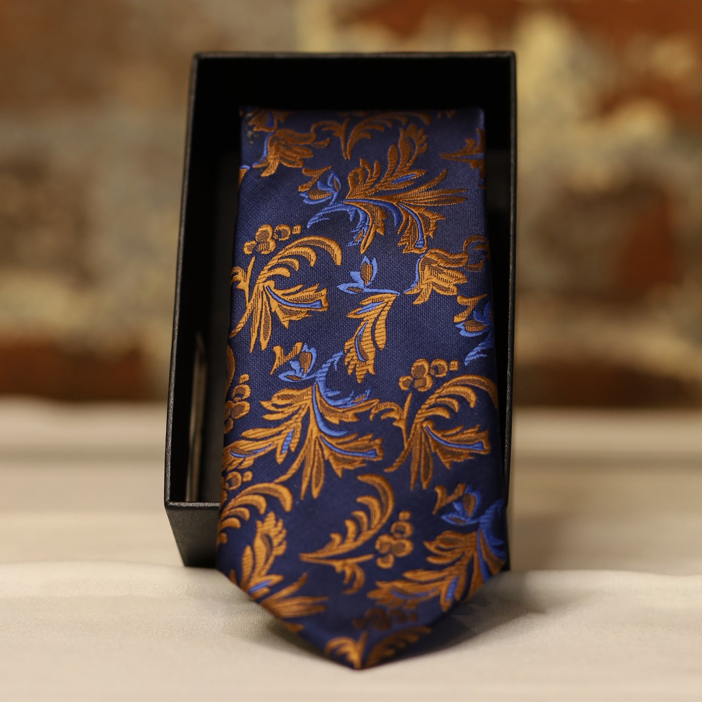 Ensemble Cravate, Mouchoir de Poche, Pince à Cravate et Boutons de Manchette à Motif Bleu Marine et Orange
